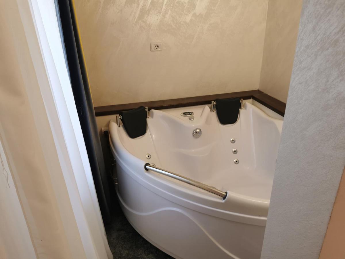 Casa Davison Apartment Târgu Jiu Екстериор снимка